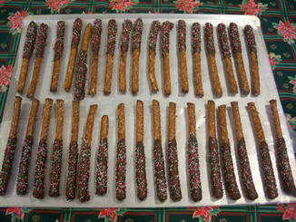Make chocolate dipped pretzels with gourmet free receipe 